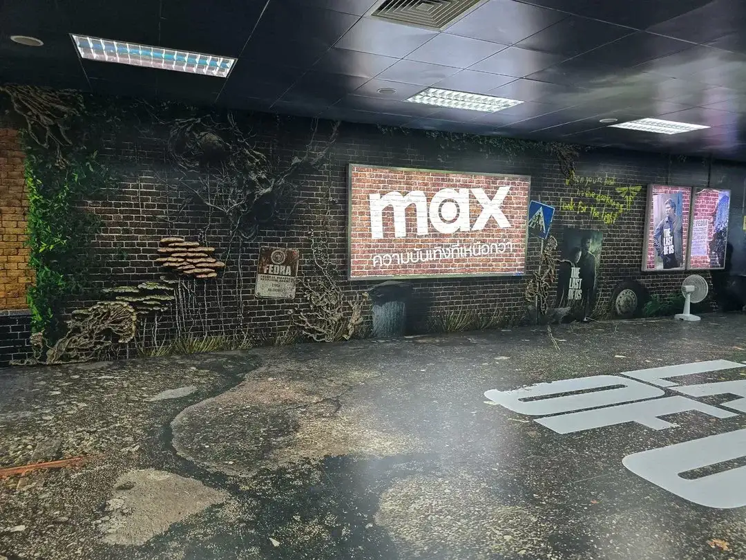 Logo da Max em um telão na parede do metrô